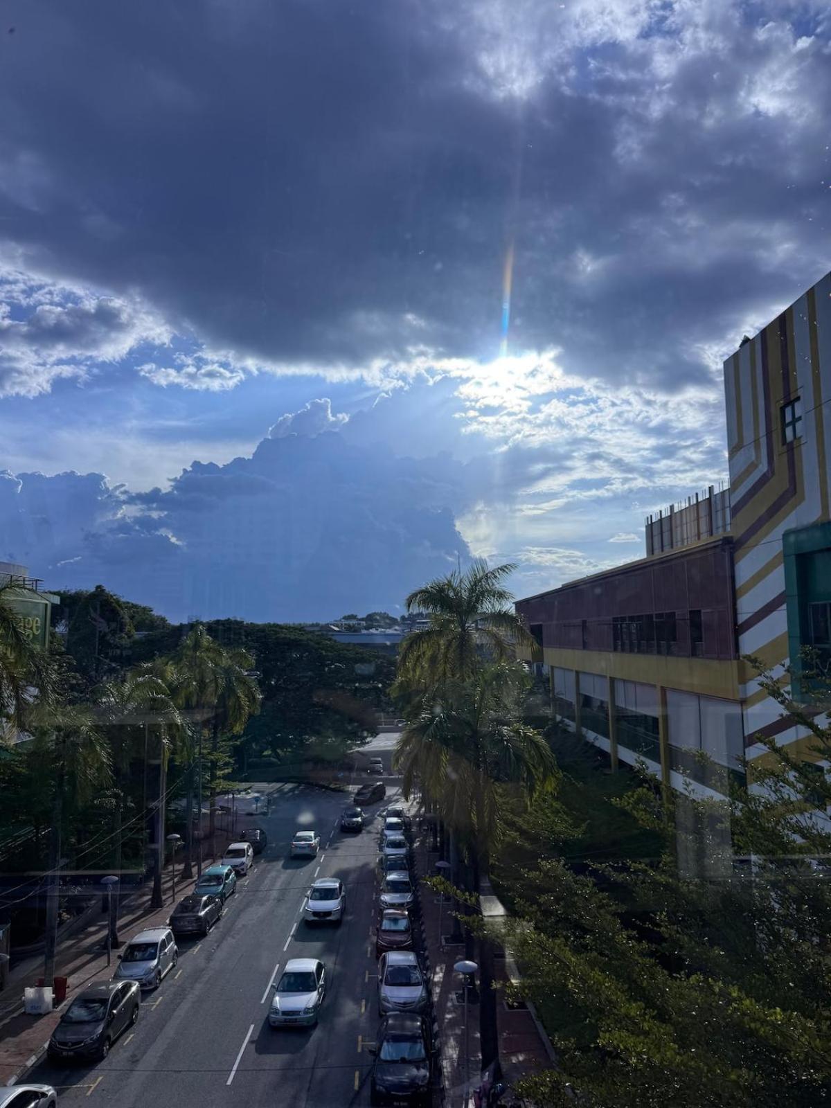 Scenic High-floor Near Mrt, Mall & Pool